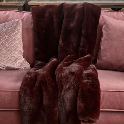 Rivièra Maison: Faux Fur Throw Burgundy 170x130 – Bild 3
