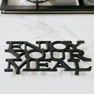 Rivièra Maison: Enjoy Your Meal Trivet black